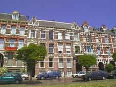 rechtse portiek van middelste pand is ingang 20/21