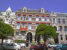 linker portiek van middelste pand is ingang 26-27