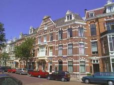 Sweelinckplein 38 (op de afbeelding rechts van het midden) met links daarvan 2e Sweelinckstraat 61/63