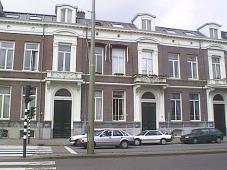 tweede pand van links is nr. 30