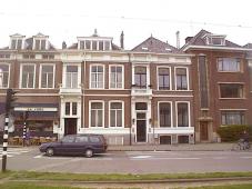 v.l.n.r. Koninginnegracht 74 (ged.); 75/75a; 76/76a en 77 (ged.)