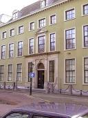 door Toscaanse pilasters geflankeerde natuurstenen ingangspartij (detail)