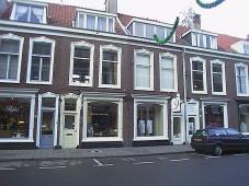 voorgevel nrs. 42 en 44 in het midden van de foto