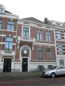 Voorgevel (thans in schoon metselwerk)