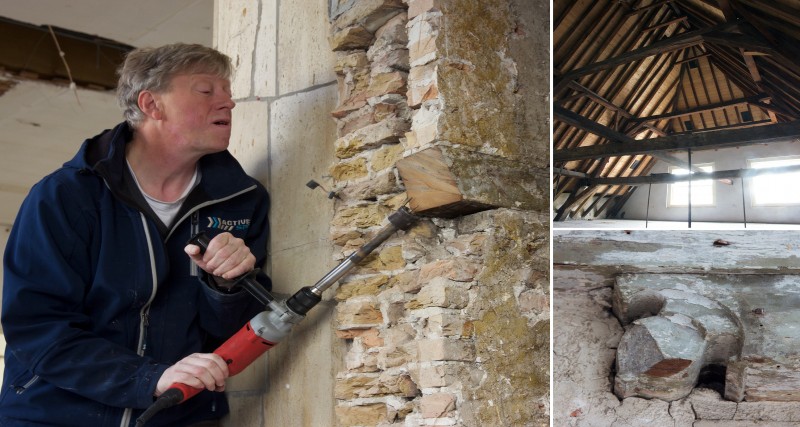 Dirk de Vries neemt een houtmonster