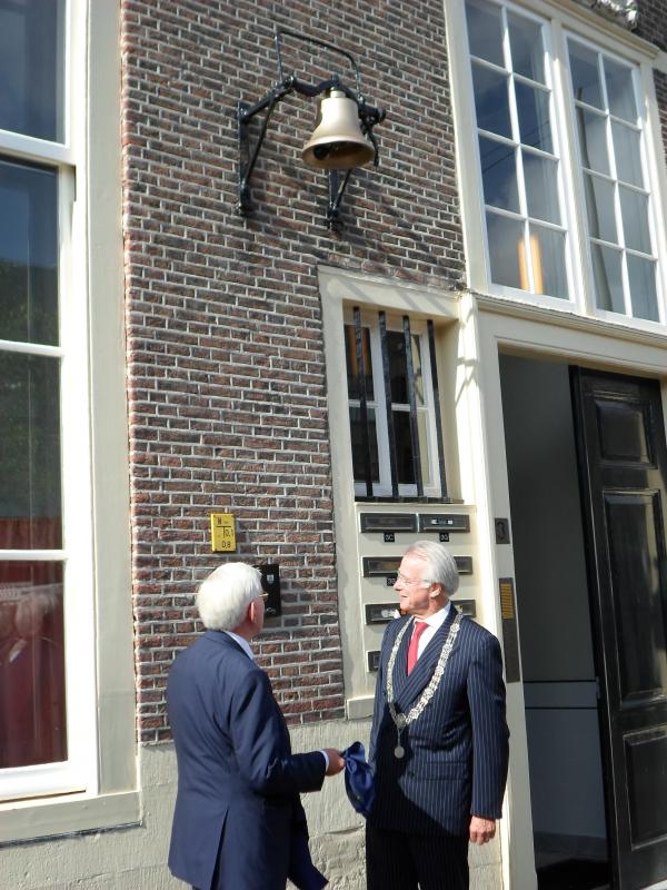 Burgemeester Van Aartsen onthult het nieuwe Boterklokje
