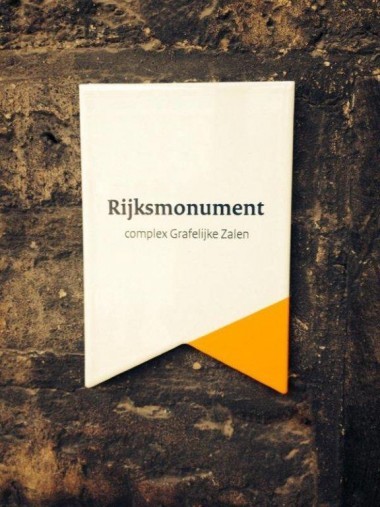 Het eerste monumentenbord bij de Ridderzaal