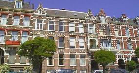 rechtse portiek van middelste pand is ingang 20/21