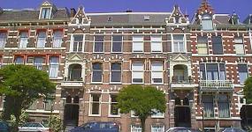 linkse portiek van middelste pand is ingang 22-23