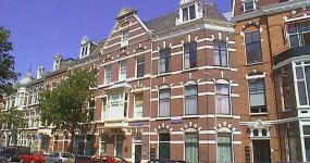 Sweelinckplein 38 (op de afbeelding rechts van het midden) met links daarvan 2e Sweelinckstraat 61/63