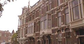 nrs. 73/74 in het midden van de afbeelding