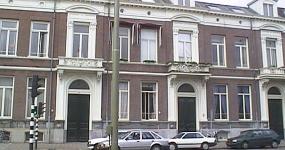 tweede pand van links is nr. 30