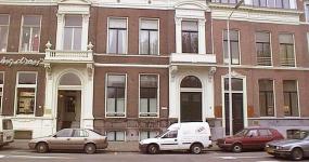 Koninginnegracht 40 in het midden van de afbeelding