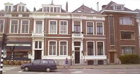 v.l.n.r. Koninginnegracht 74 (ged.); 75/75a; 76/76a en 77 (ged.)