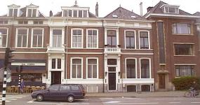 v.l.n.r. Koninginnegracht 74 (ged.); 75/75a; 76/76a en 77 (ged.)
