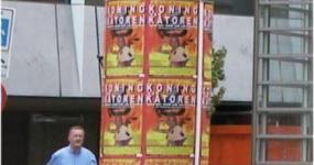 De trafozuil op zijn nieuwe locatie Korte Voorhout naast de Koninklijke Schouwburg