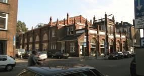 voor- en zijgevel gezien vanaf Theresiastraat