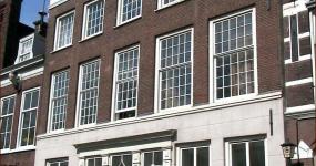 (eigen?) huisnummering 22a t/m c (rechts) en 22d (links)