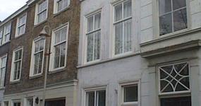 nr. 123 is rechts van het midden (witte gevel)