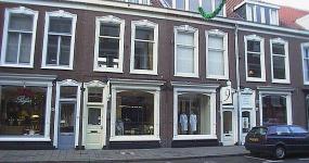 voorgevel nrs. 42 en 44 in het midden van de foto