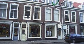 voorgevel nrs. 42 en 44 in het midden van de foto