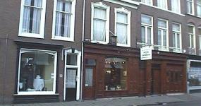 voorgevel nr. 50 in het midden van de afbeelding