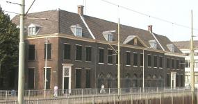 Prinsegracht 25-29. Links is een gedeelte van Varkenmarkt 4-6 zichtbaar.