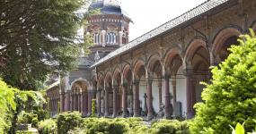 Vom-boek: Een hechte verbintenis. Beelden en architectuur in Den Haag