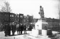 Foto genomen tijdens de inhuldiging in 1914 van het beeld op het Newtonplein (HGA).