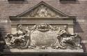 gevel detail cartouche met Latijnse tekst boven  de toegangspoort