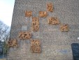 Relief kopgevel schoolgebouw Soestdijksekade naast muziekcentrum "Musicon".