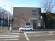 Relief kopgevel schoolgebouw zijde Soestdijksekade naast muziekcentrum &quot;Musicon&quot;.