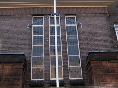Glas - in loodramen boven de ingangspartij.